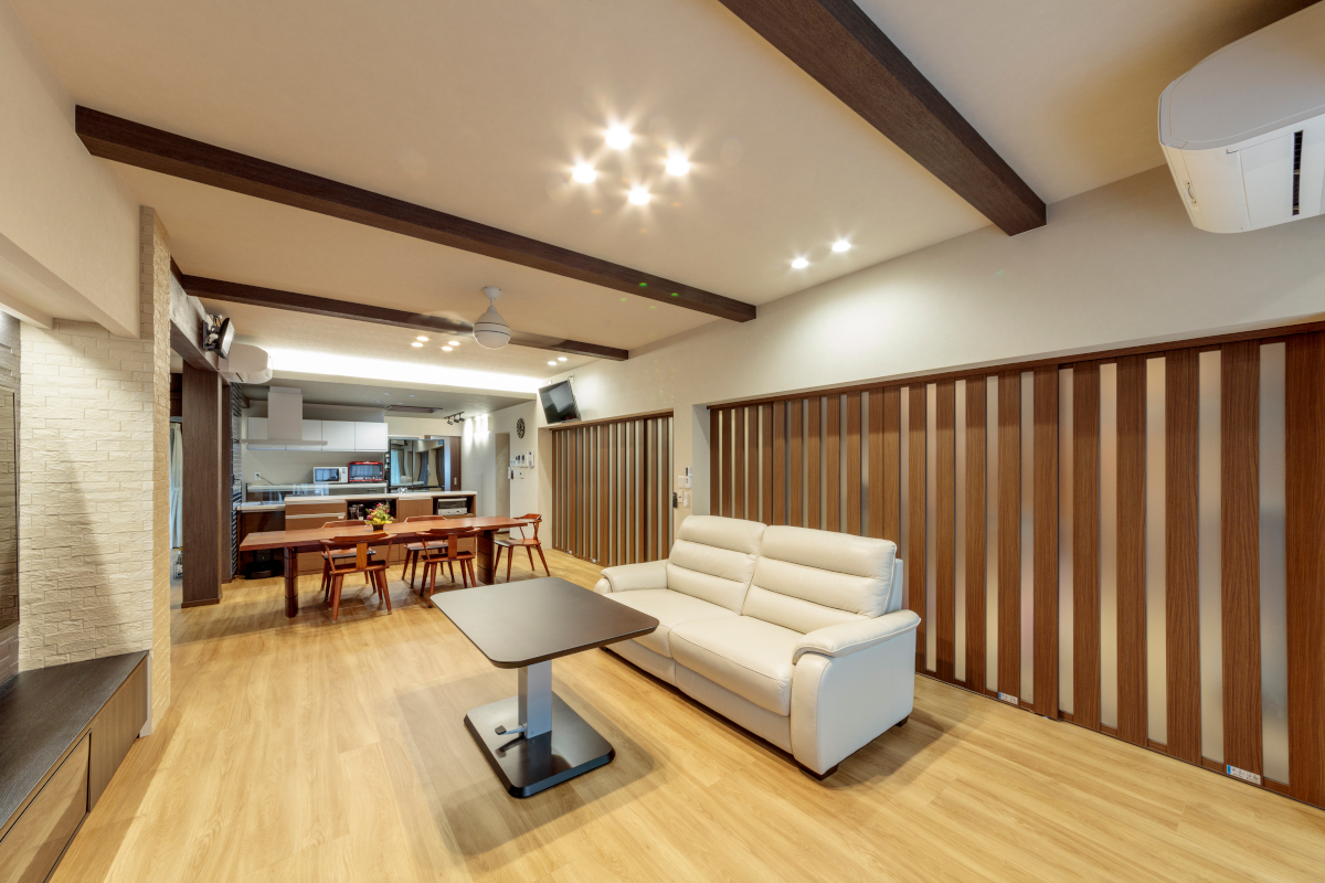 和室3間を貫いて解放感あふれるLDKを実現。暖色系の照明と温かみのある木目調のインテリアで、家族がずっとここに居たくなるLDK。