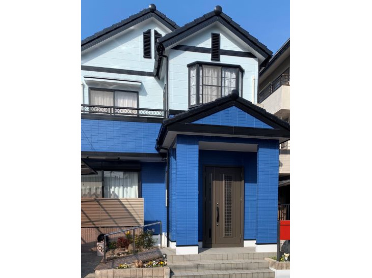 外壁の色は、１階は鮮やかなブルー、２階は爽やかなミントブルーを採用。屋根や幕板に選んだブラックの色がアクセントに。