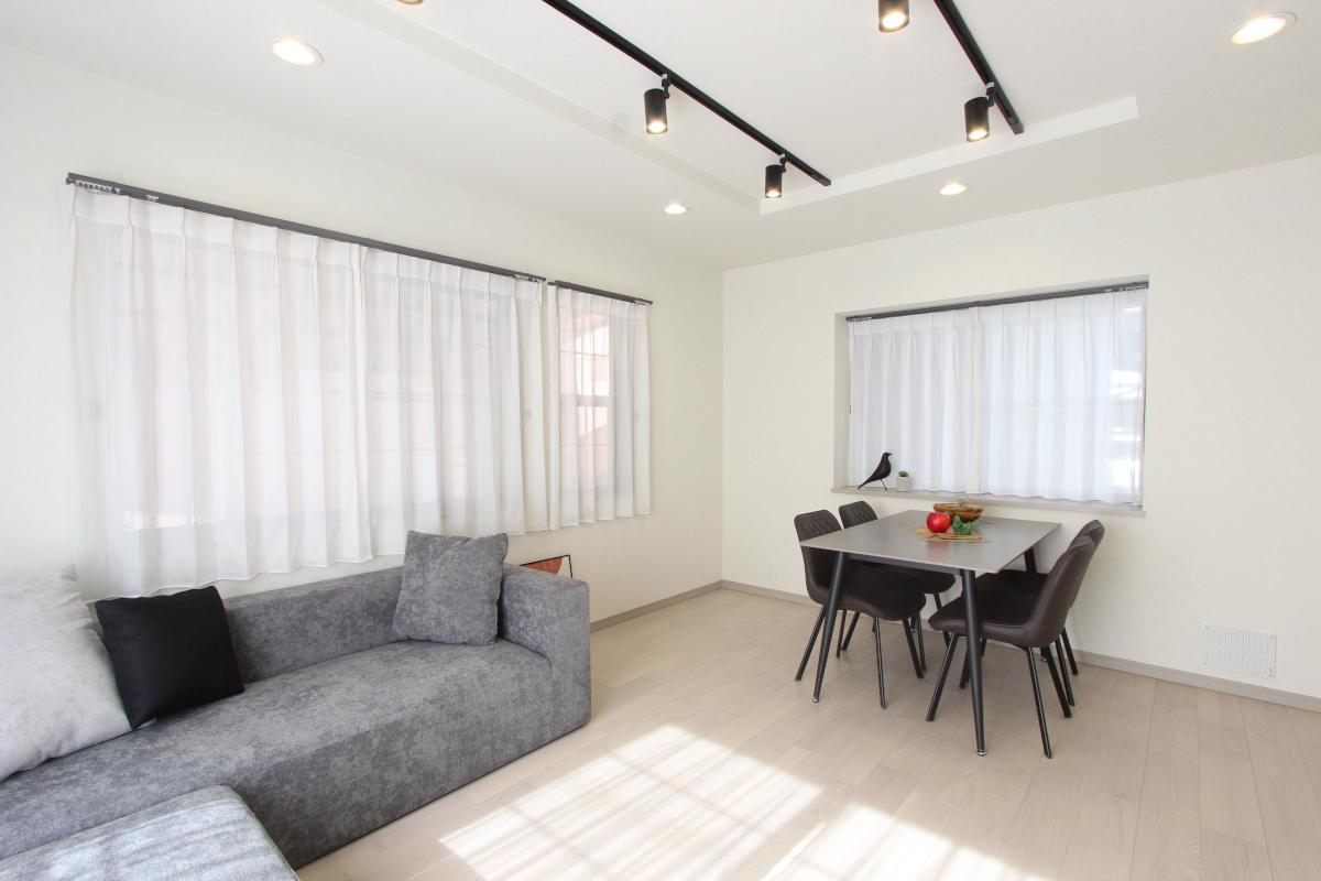 光と余白を楽しむ、やさしいナチュラル空間